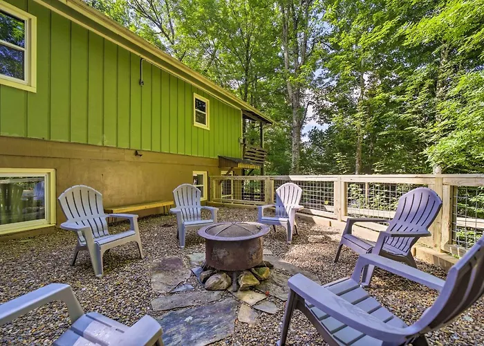 Charming Maggie Valley Getaway With Fire Pit!
