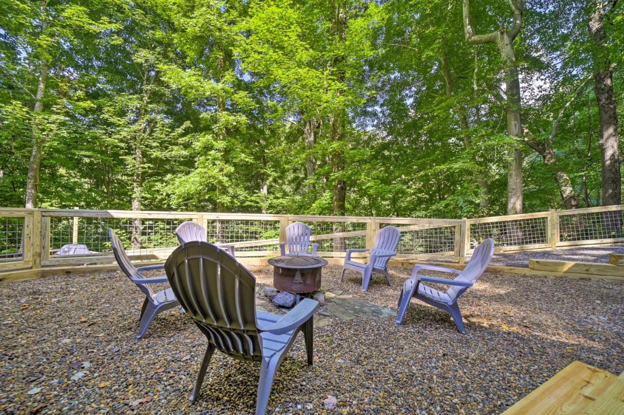 Charming Getaway With Fire Pit!