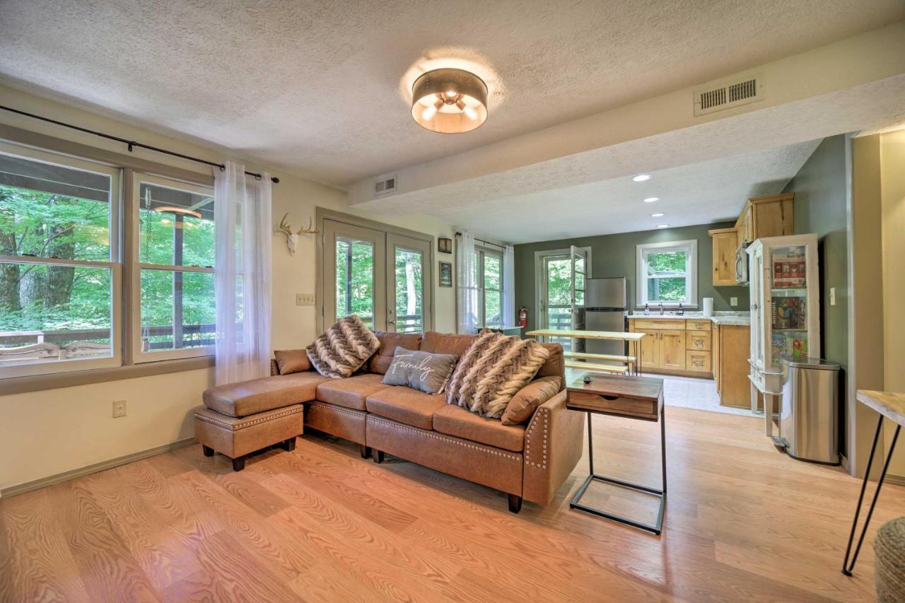 Charming Getaway With Fire Pit! Holiday home Maggie Valley