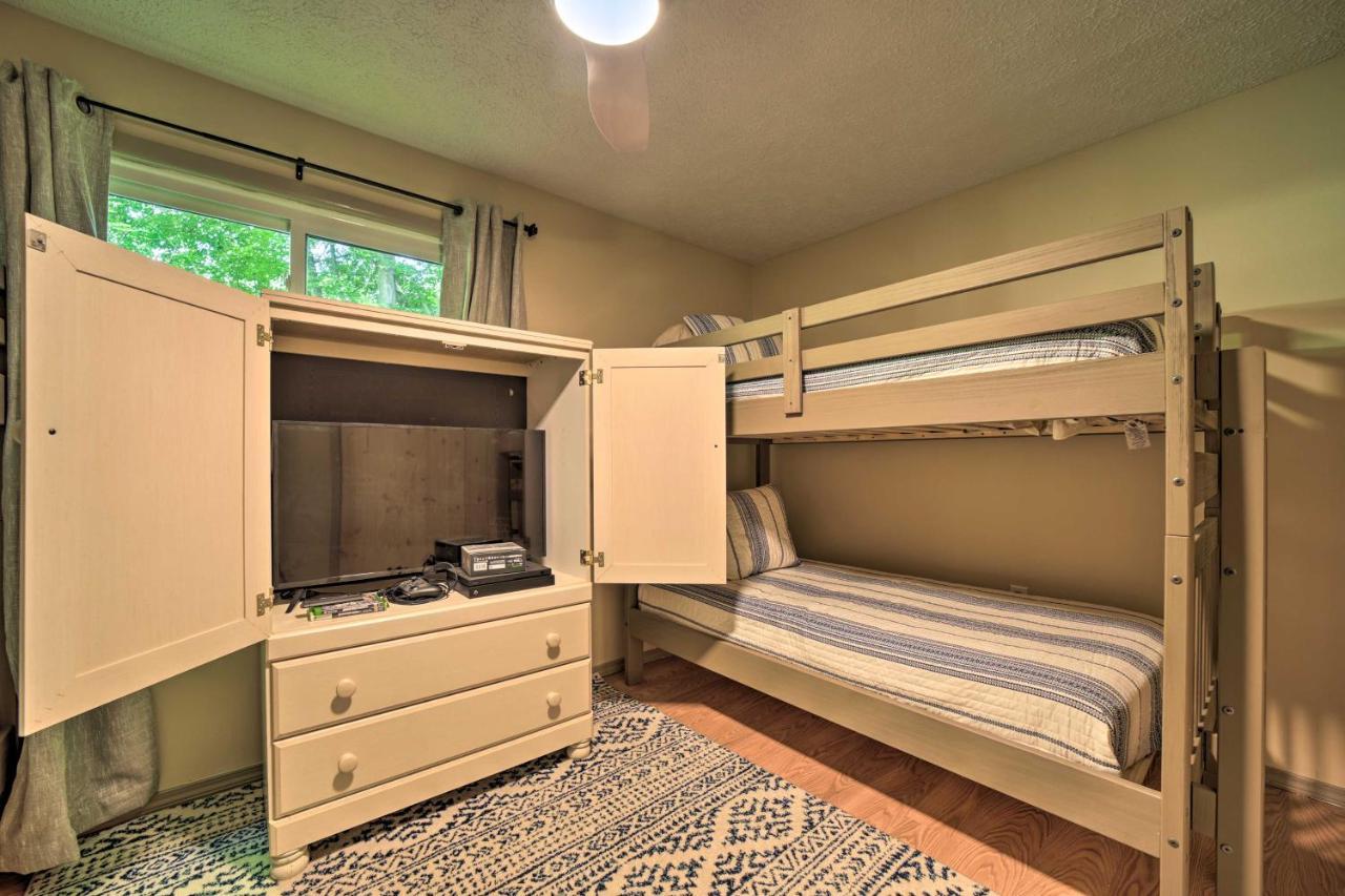 Charming Getaway With Fire Pit! Holiday home Maggie Valley
